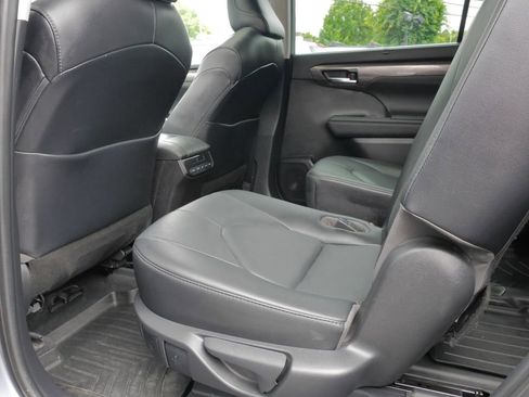 Used 2021 Toyota Highlander Limited AWD/4WD image 19