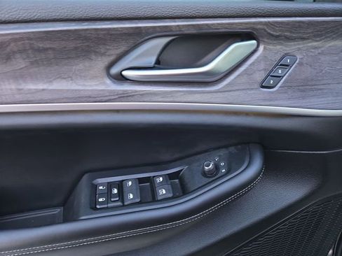 Used 2024 Jeep Grand Cherokee Limited w/ Black Appearance Package image 15