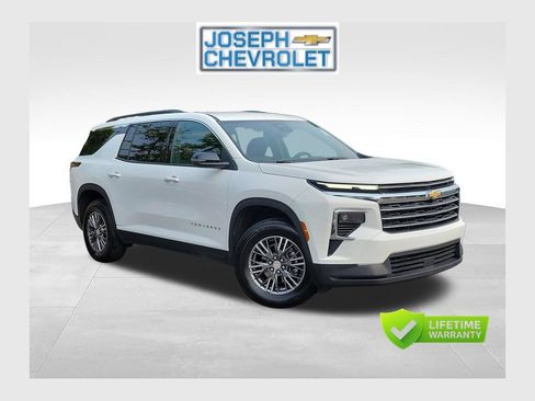 Used 2026 Chevrolet Traverse LT FWD image 1