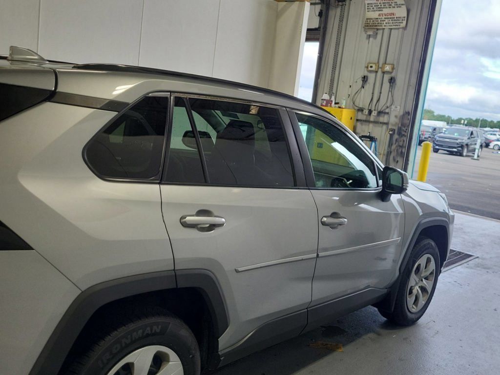 Used 2021 Toyota RAV4 LE AWD/4WD image 10
