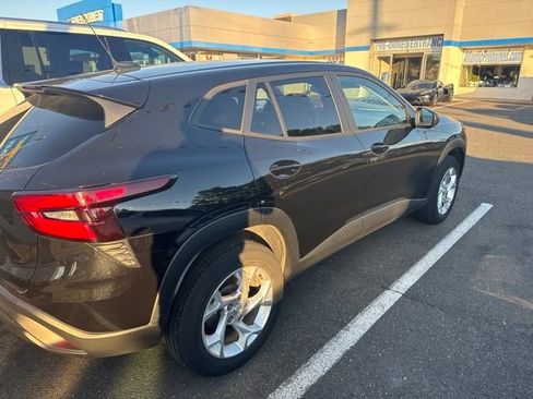 Used 2024 Chevrolet Trax LS w/ LS Convenience Package FWD image 2