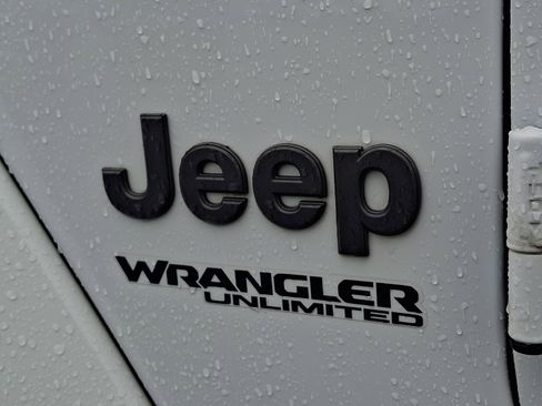 Used 2018 Jeep Wrangler Unlimited Sahara w/ Quick Order Package 24M Moab AWD/4WD image 30