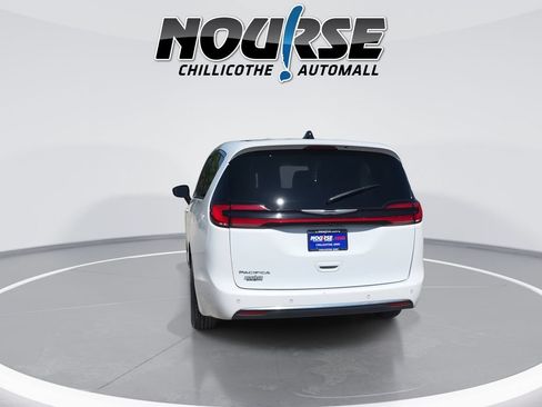Used 2024 Chrysler Pacifica Touring-L FWD image 7