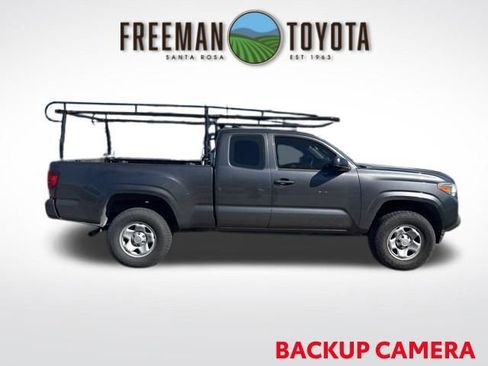 Used 2018 Toyota Tacoma SR image 3