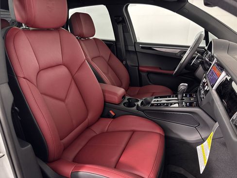 Certified 2025 Porsche Macan image 29