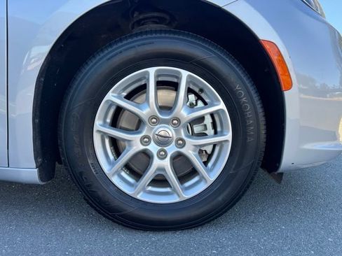 Used 2024 Chrysler Pacifica Touring-L FWD image 4