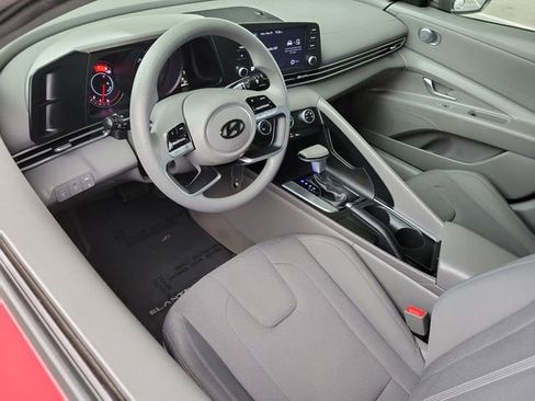 Used 2022 Hyundai Elantra SE FWD image 6