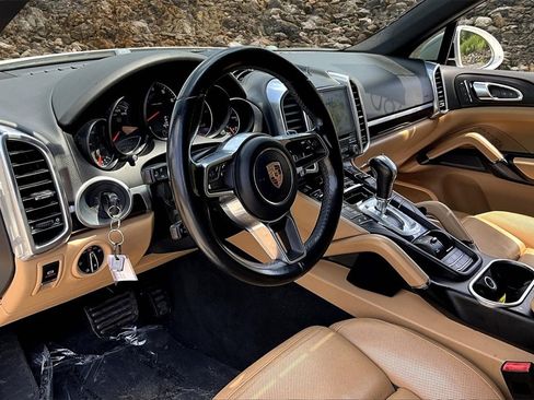 Used 2018 Porsche Cayenne Platinum Edition w/ Premium Package Plus image 12