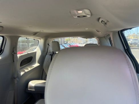 Used 2018 Chrysler Pacifica Touring-L w/ Tire & Wheel Group FWD image 8