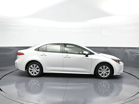 Certified 2022 Toyota Corolla LE FWD image 5