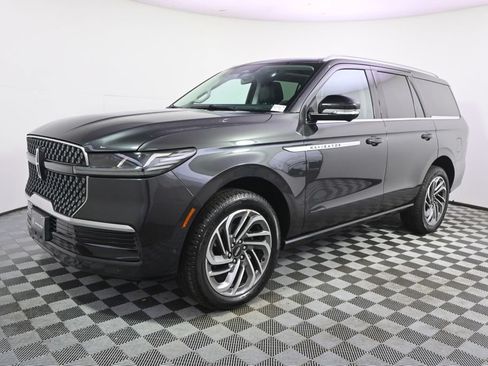 Used 2025 Lincoln Navigator Reserve AWD/4WD image 2