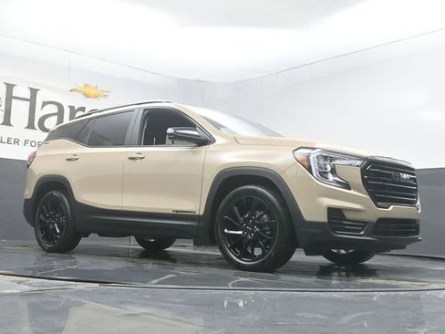 Used 2023 GMC Terrain SLE w/ Driver Convenience Package image 2