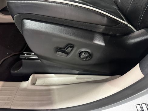 Used 2024 Chrysler Pacifica Limited FWD image 17