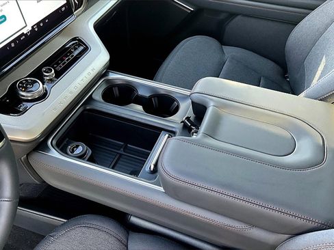 New 2025 Ford Expedition Active image 24