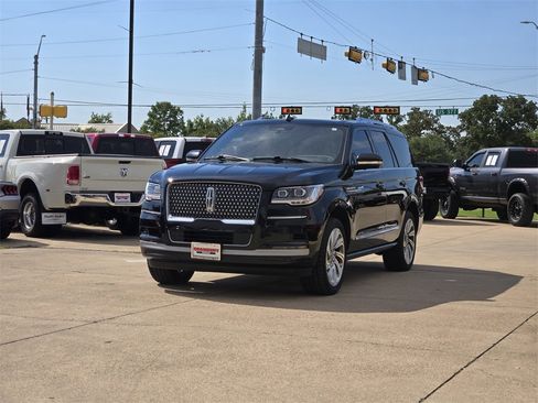 Used 2023 Lincoln Navigator Reserve image 2