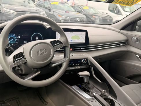 Used 2024 Hyundai Elantra SEL FWD image 17