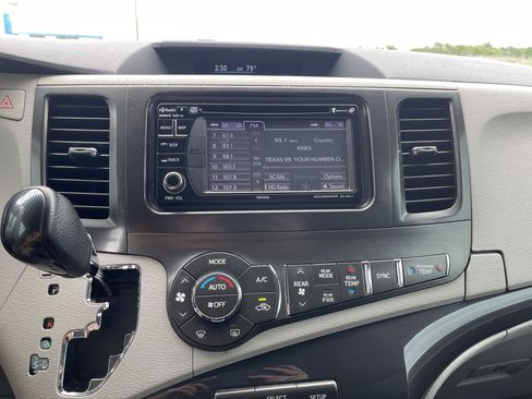 Used 2014 Toyota Sienna SE w/ SE Premium Package w/Entune image 25