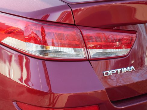 Certified 2019 Kia Optima S image 17