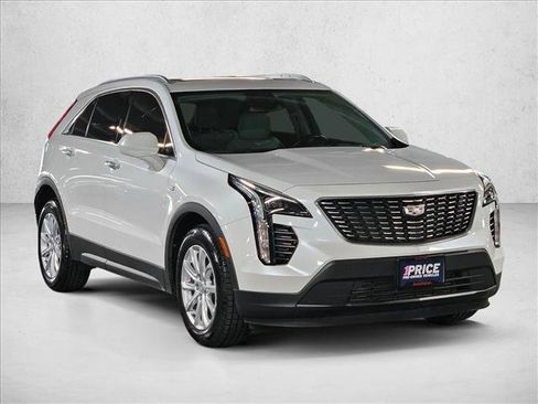 Used 2023 Cadillac XT4 Luxury w/ Cold Weather Package FWD image 3