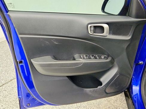 Used 2023 Hyundai Venue SEL FWD image 11