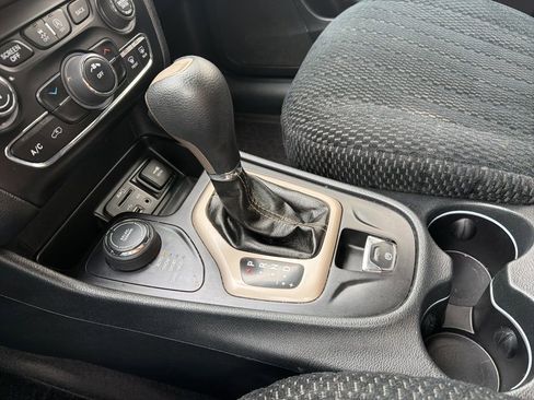 Used 2016 Jeep Cherokee Latitude w/ Cold Weather Group image 17