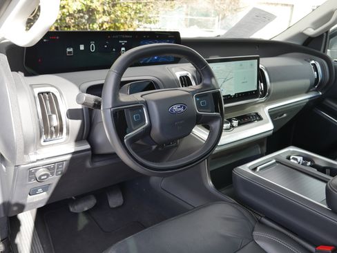 Certified 2025 Ford Expedition Max Platinum AWD/4WD image 4