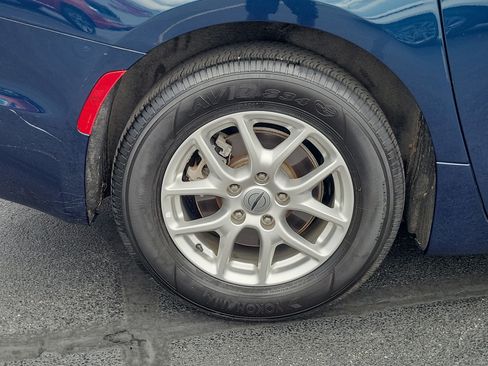 Used 2024 Chrysler Pacifica Touring-L FWD image 6