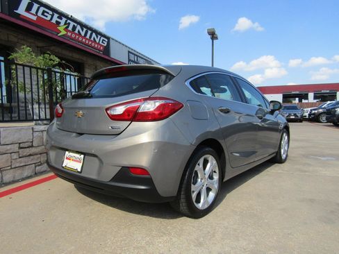 Used 2017 Chevrolet Cruze Premier w/ Enhanced Convenience Package FWD image 4