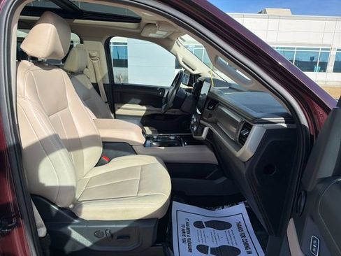 Used 2024 Ford Expedition Max XLT image 11