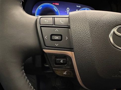 Used 2023 Toyota Crown Limited image 10