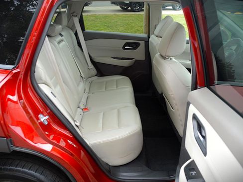 Used 2023 Nissan Rogue SL image 16