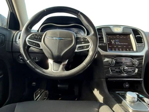 Used 2019 Chrysler 300 Touring RWD image 18