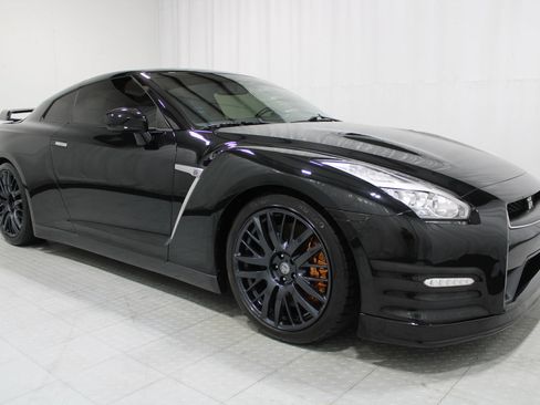 Used 2016 Nissan GT-R Premium AWD/4WD image 4