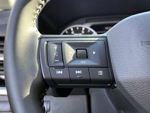 Used 2025 Nissan Rogue SV image 28