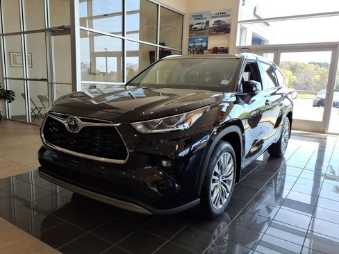 New 2026 Toyota Highlander Platinum image 3