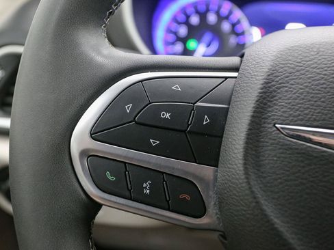 Used 2024 Chrysler Pacifica Touring-L FWD image 33