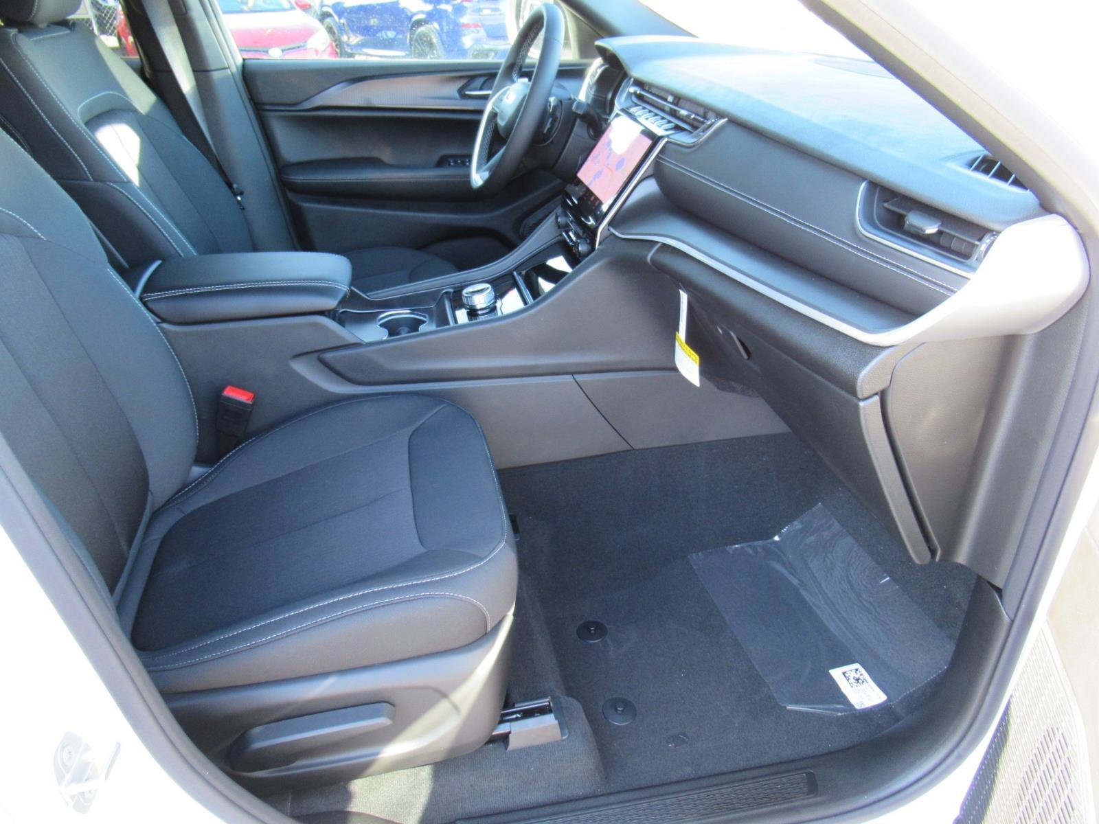 New 2027 Jeep Grand Cherokee Laredo RWD image 10
