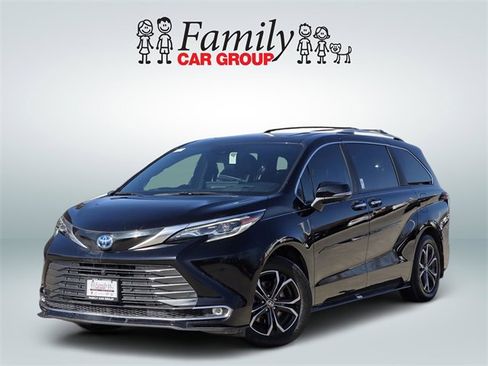 Used 2025 Toyota Sienna Platinum image 1