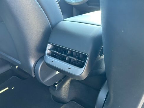 Used 2022 Tesla Model Y Long Range AWD/4WD image 41