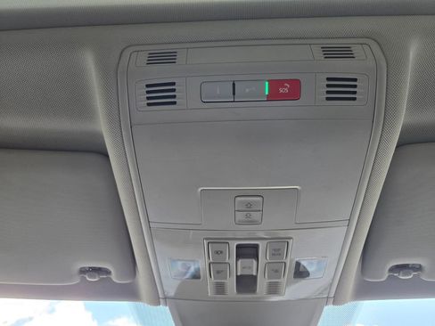 Used 2023 Volkswagen Tiguan SE w/ Panoramic Sunroof Package FWD image 16