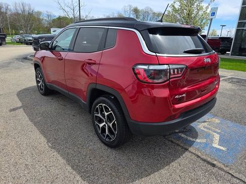 Used 2025 Jeep Compass Limited AWD/4WD image 2