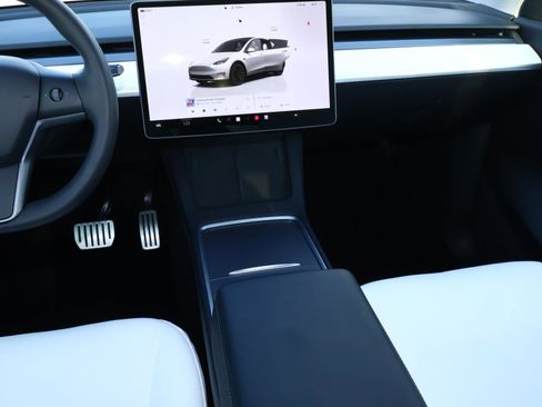 Used 2022 Tesla Model Y Performance image 10