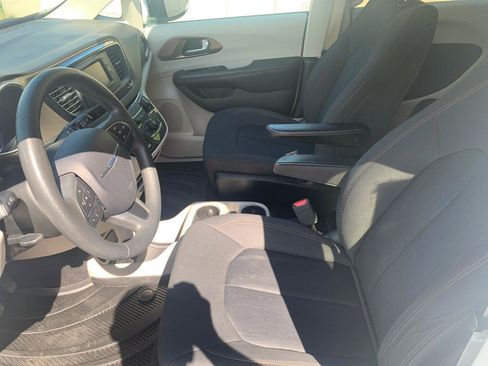 Used 2017 Chrysler Pacifica LX FWD image 9