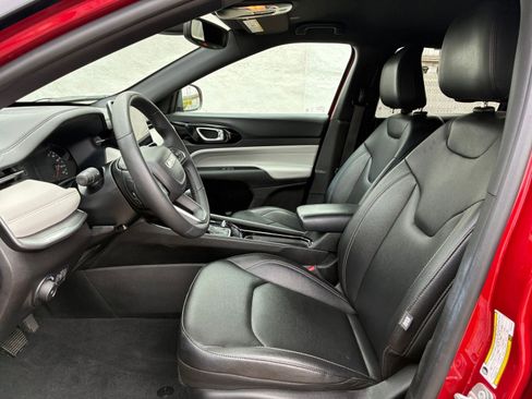 Used 2025 Jeep Compass Limited image 28