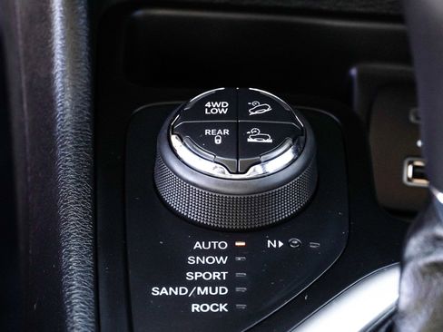 Used 2016 Jeep Cherokee Trailhawk w/ Leather Interior Group AWD/4WD image 37