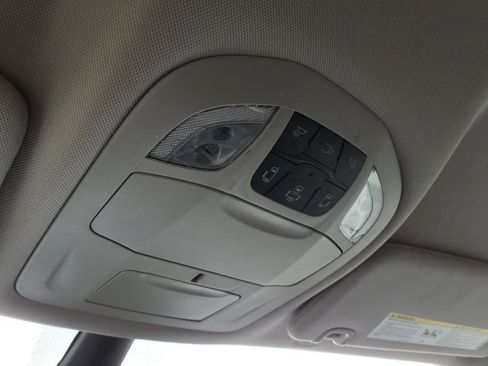 Used 2023 Chrysler Pacifica Touring-L image 19