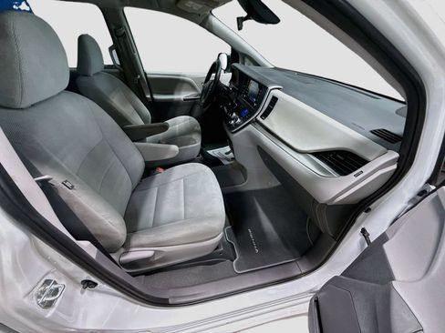 Used 2020 Toyota Sienna L FWD image 27