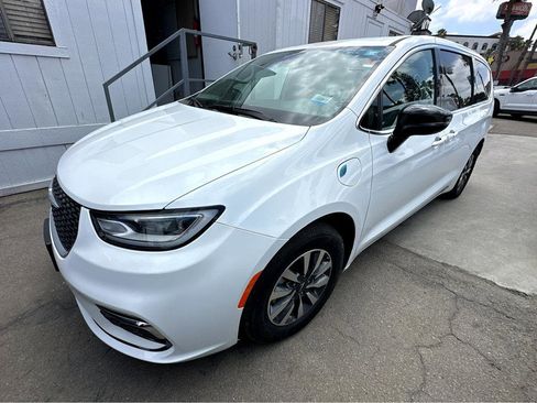 Used 2024 Chrysler Pacifica Limited FWD image 4
