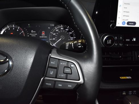 Used 2023 Toyota Highlander XLE AWD/4WD image 9