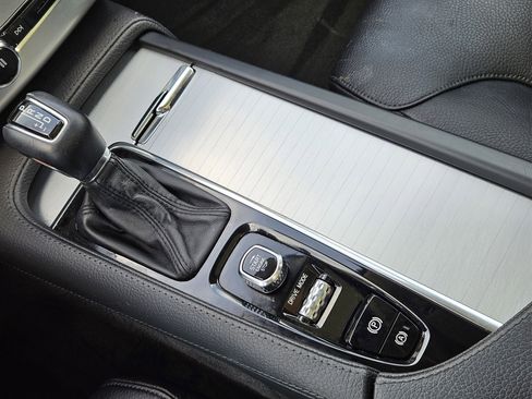 Used 2018 Volvo XC90 T6 Momentum w/ Convenience Package image 30